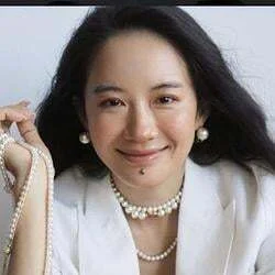 客服小何 (Customer Service Xiao He) (客服小何)